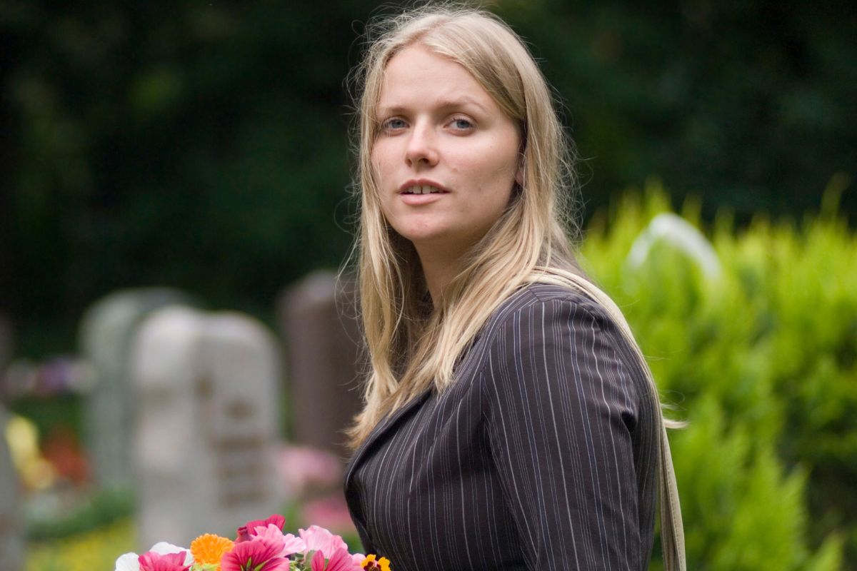 Kobieta na cmentarzu