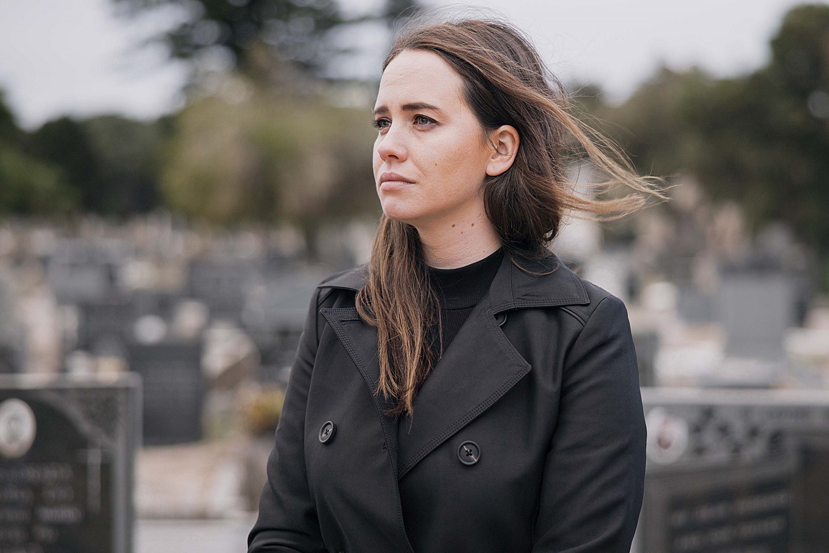 kobieta na cmentarzu