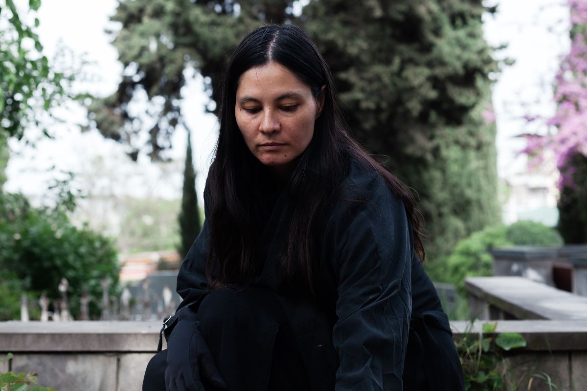 Kobieta na cmentarzu