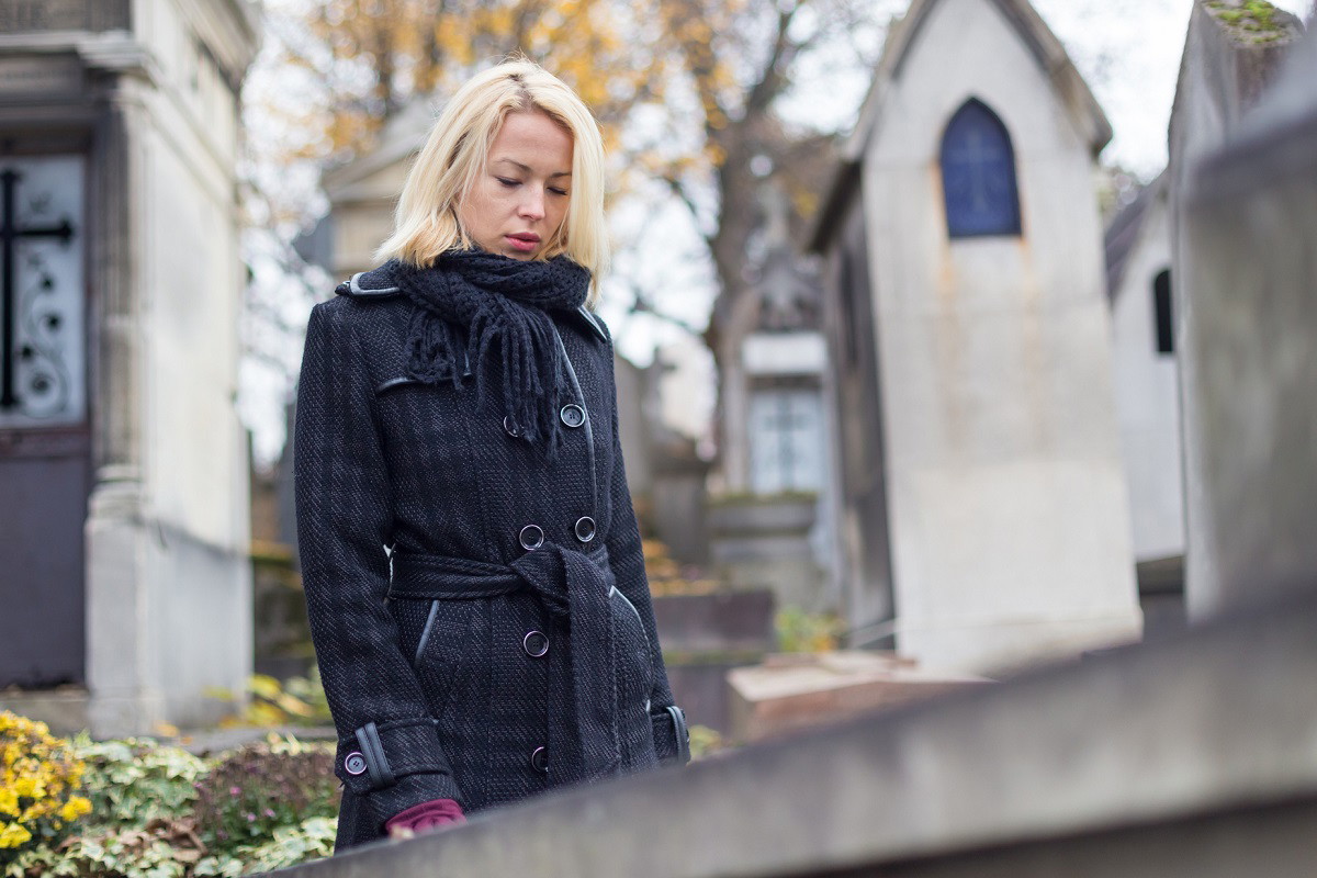 kobieta na cmentarzu