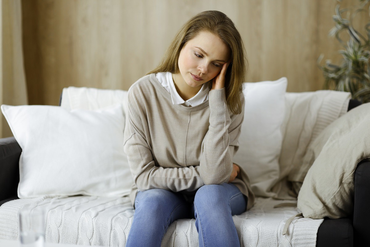 kobieta na kanapie w salonie