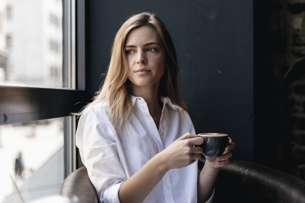 kobieta na kawie