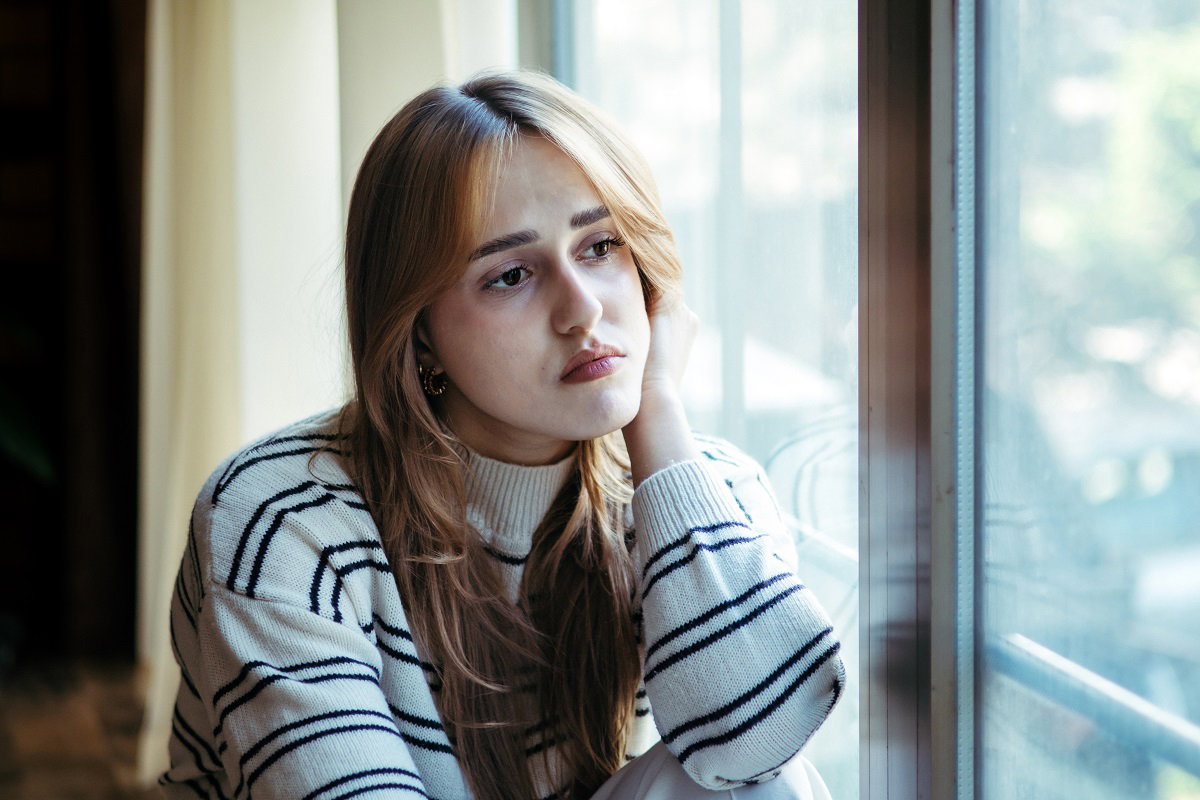 kobieta patrząca przez okno
