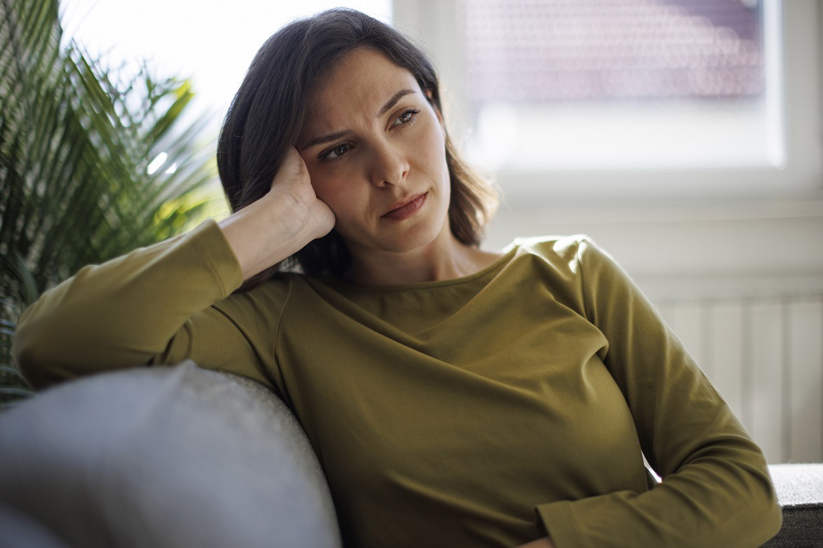 kobieta siedząca na fotelu