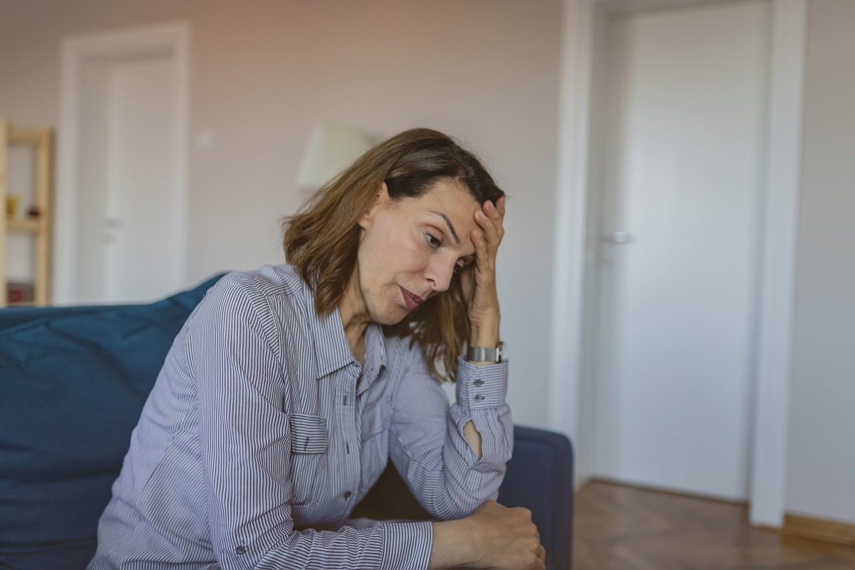 kobieta siedząca na kanapie