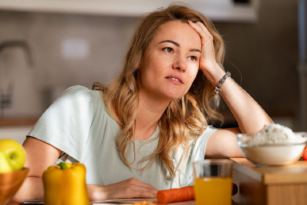 kobieta siedząca w kuchni