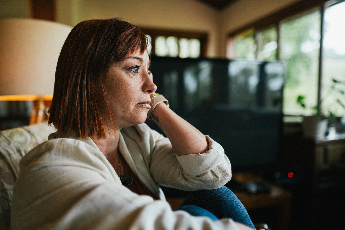 kobieta siedząca w pokoju