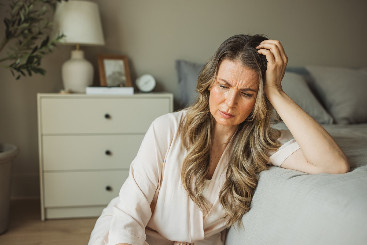 kobieta siedząca w sypialni