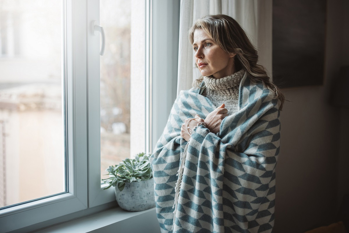 kobieta stojąca w oknie