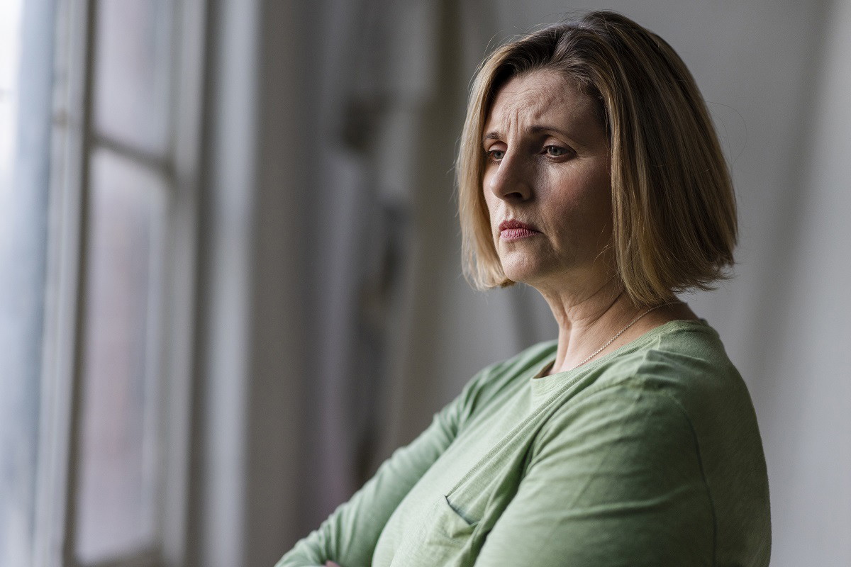 kobieta stojąca w oknie