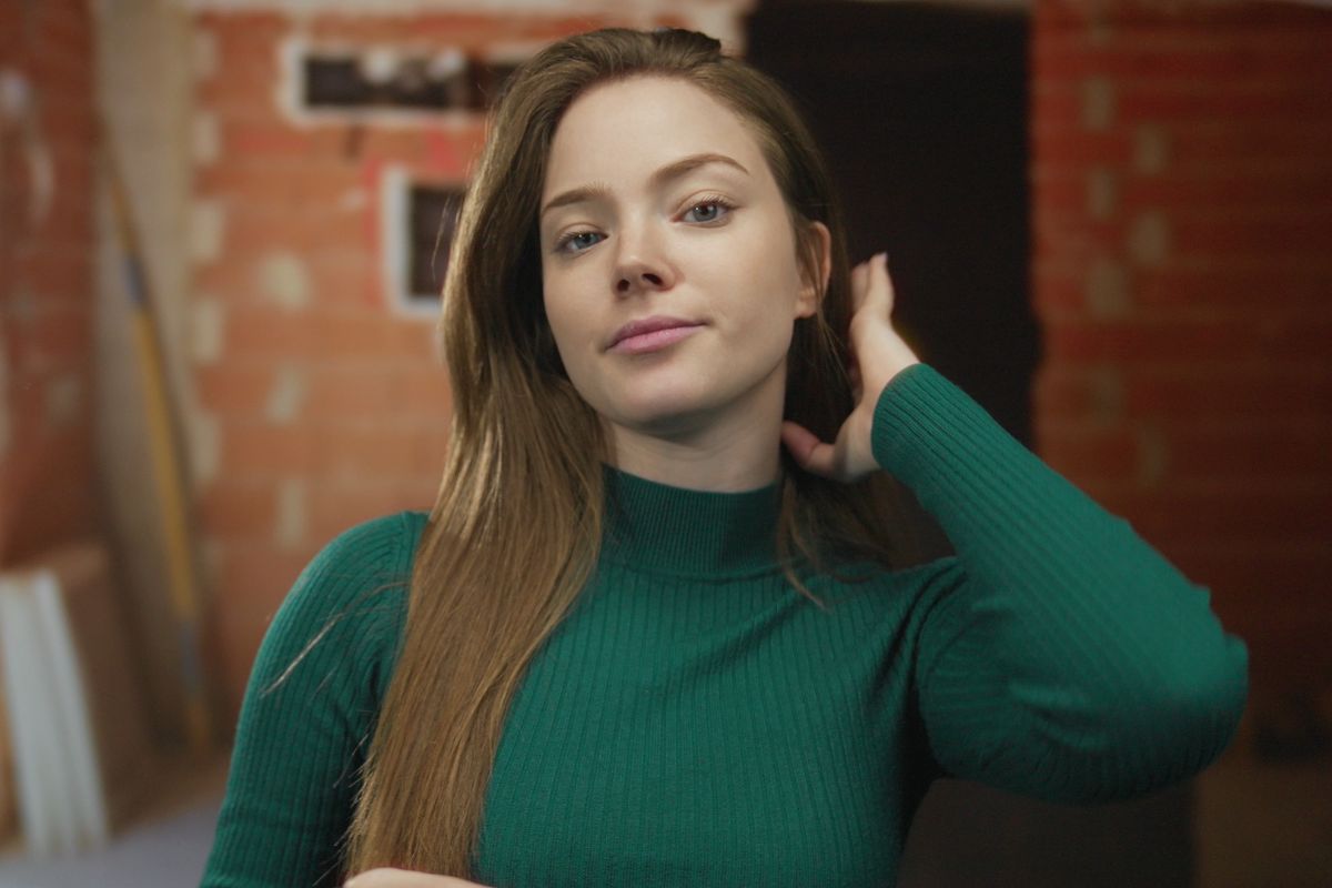 Kobieta w remontowanym domu