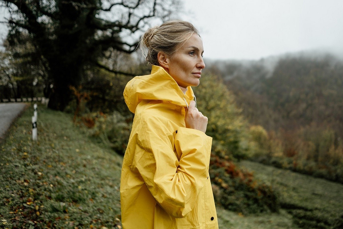 kobieta w żółtym płaszczu