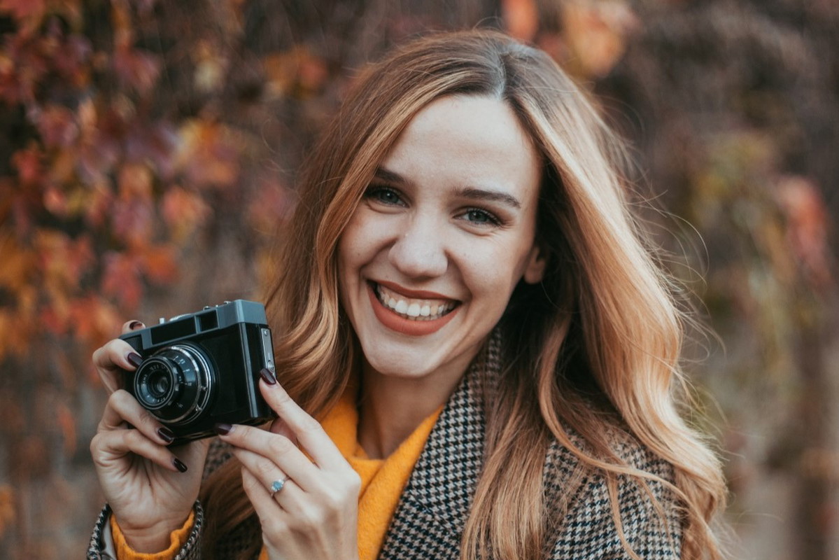 kobieta z aparatem