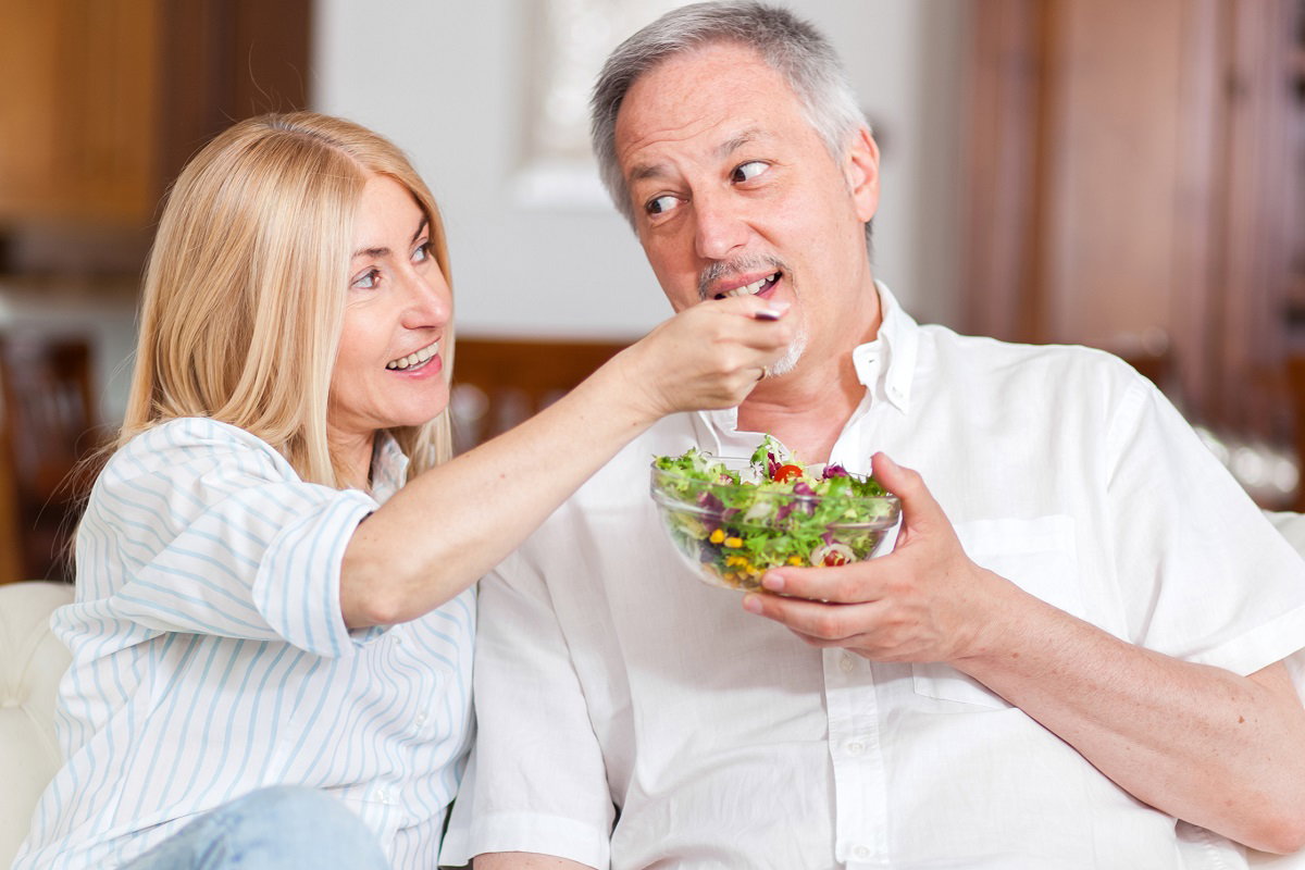 kobieta z mężem posiłek