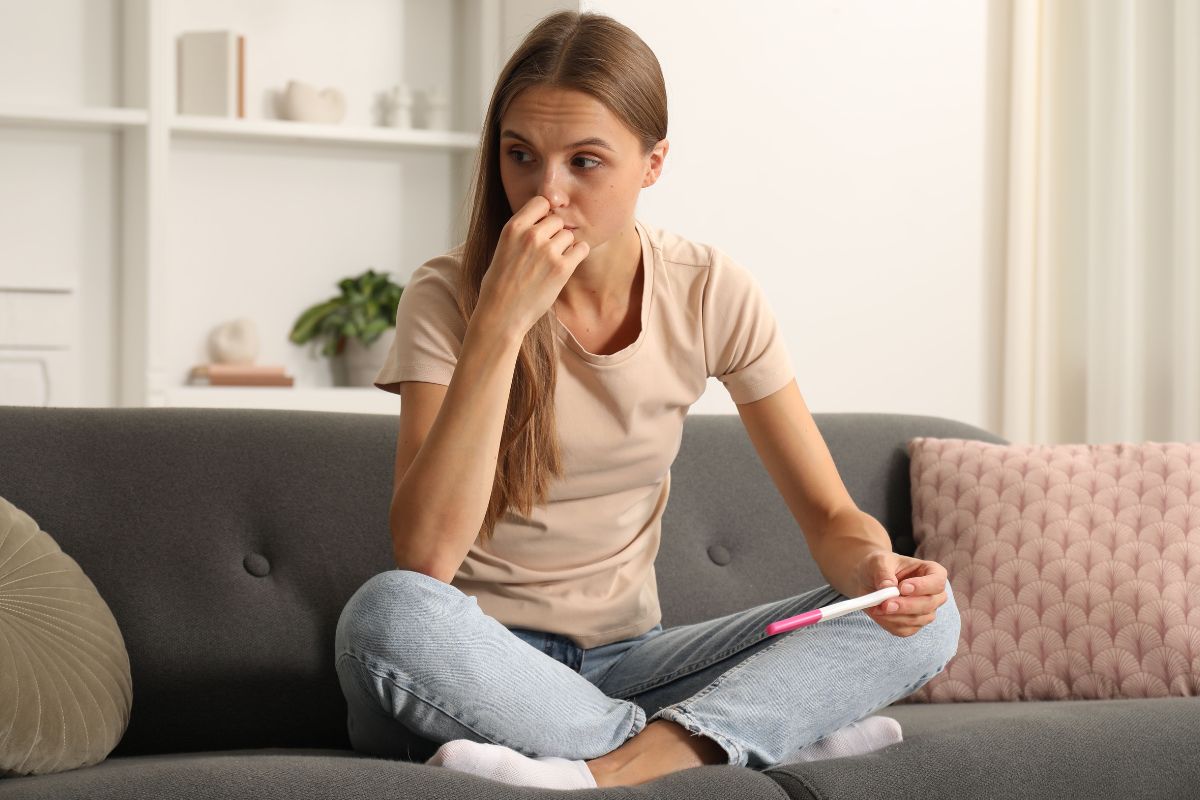 Kobieta z testem ciążowym