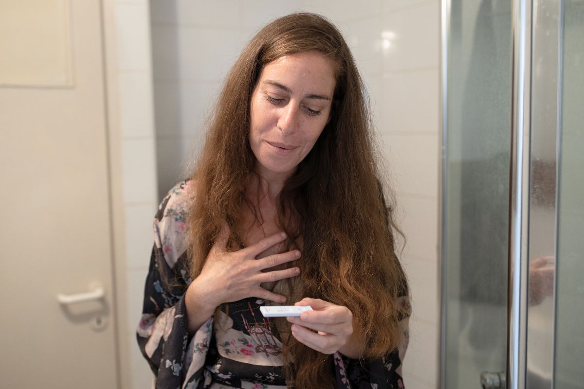 Kobieta z testem ciążowym