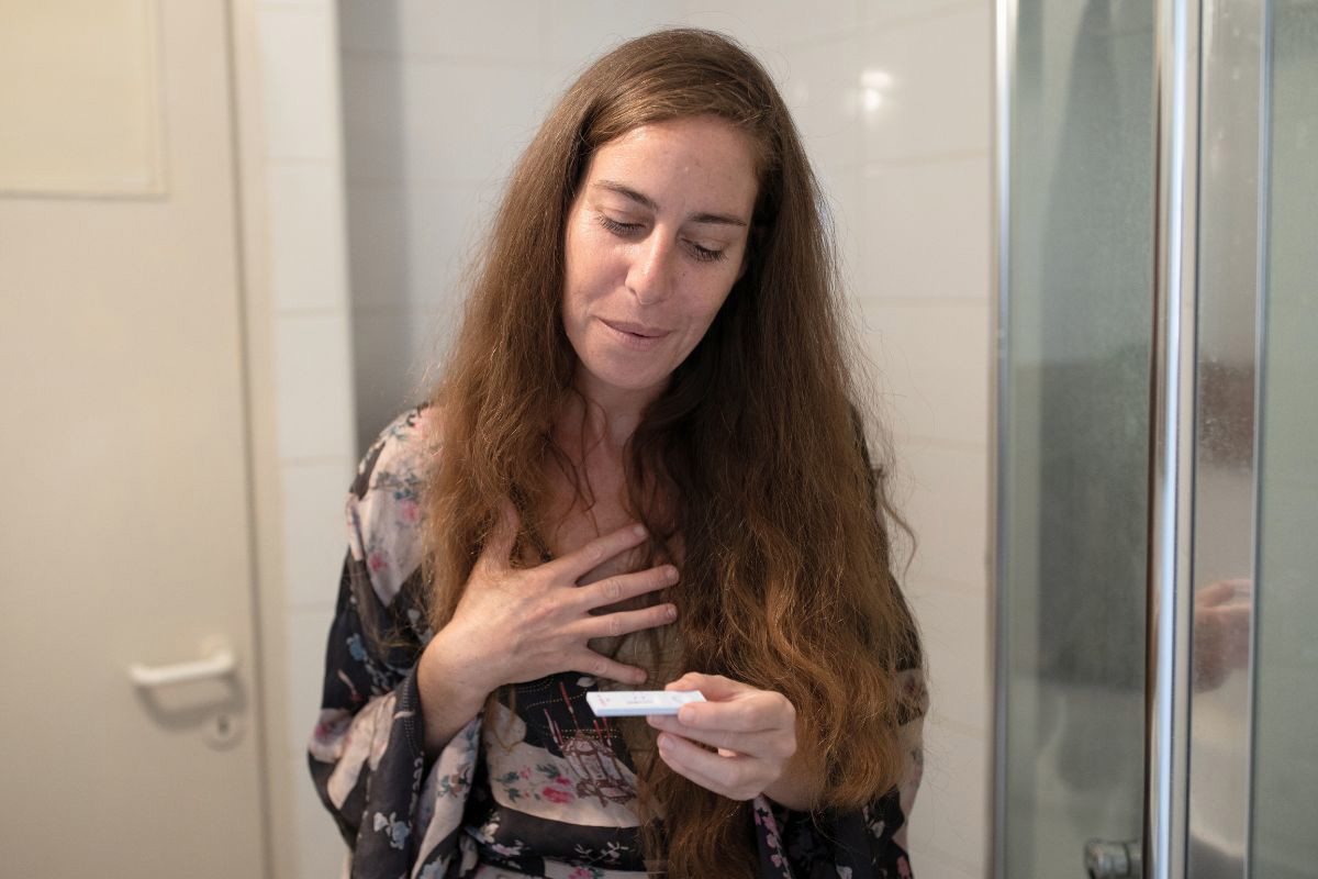 Kobieta z testem ciążowym