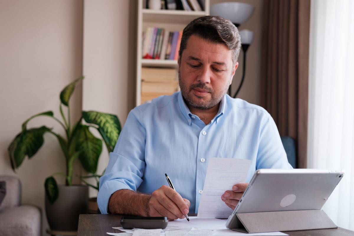 mężczyzna liczy wydatki