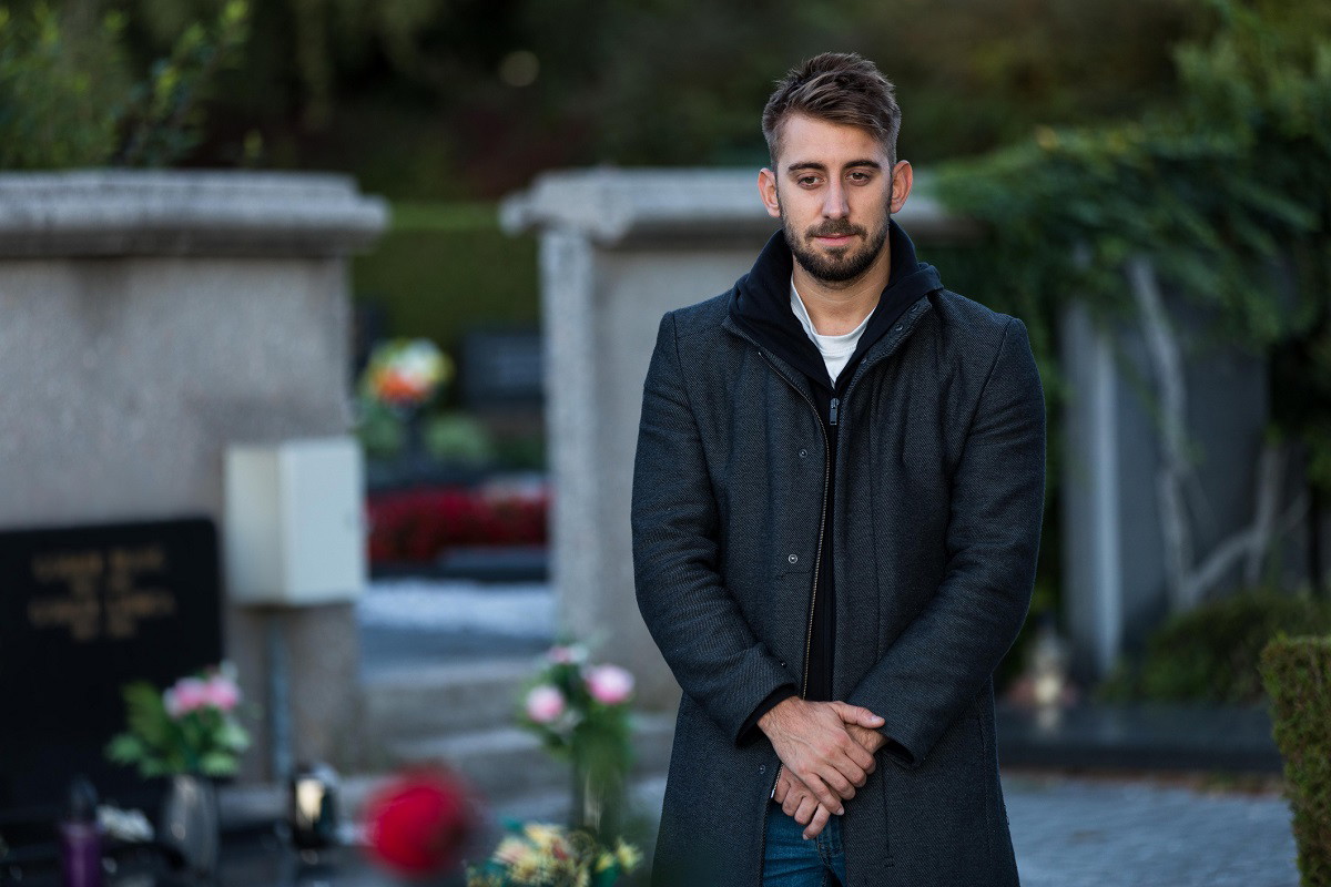 mężczyzna na cmentarzu