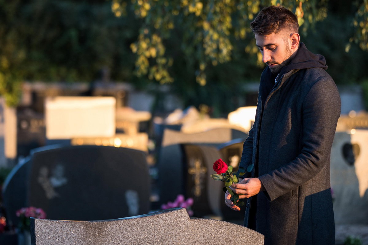 mężczyzna na cmentarzu