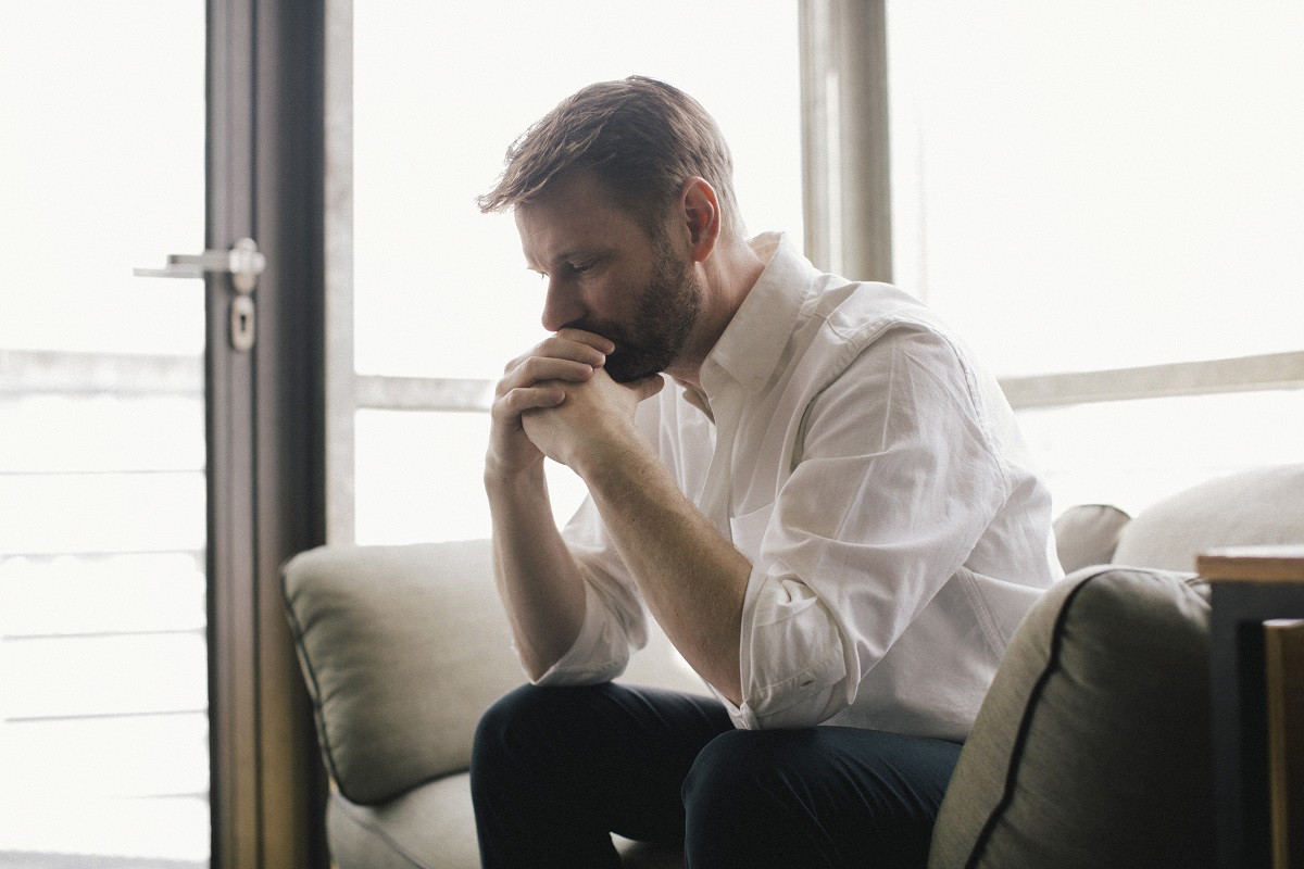 mężczyzna na fotelu