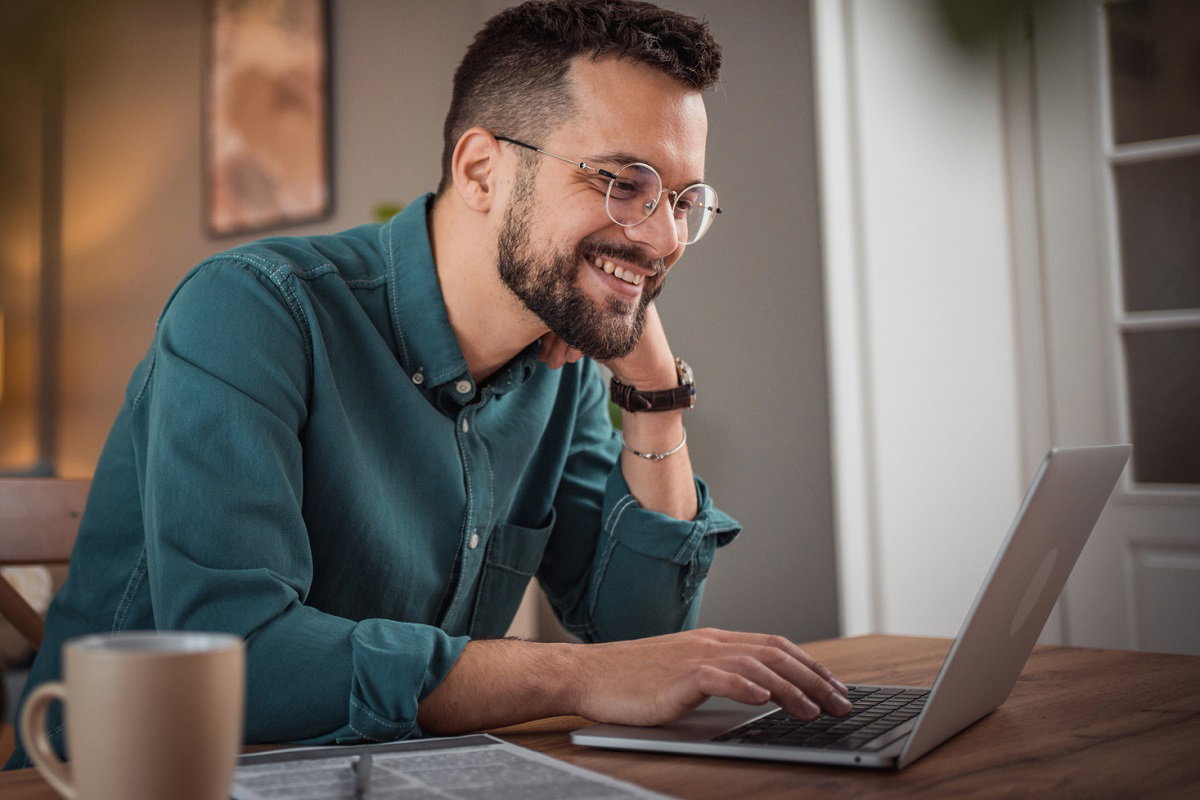 mężczyzna przed komputerem