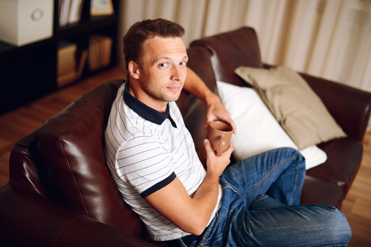 mężczyzna siedzący na fotelu
