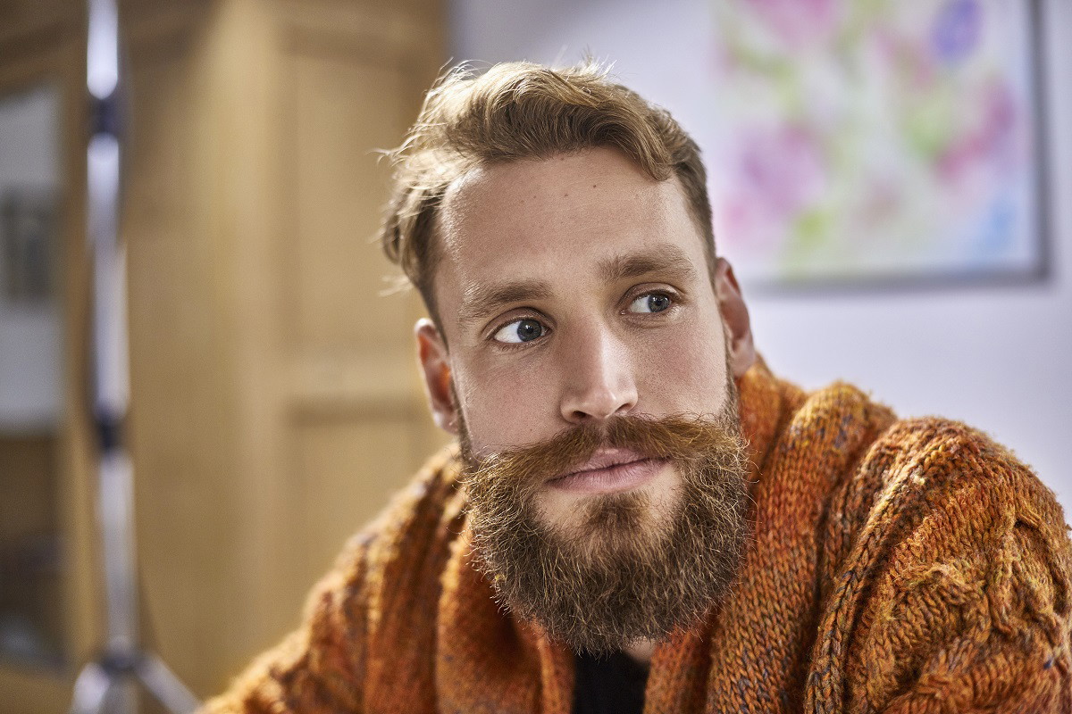 mężczyzna w pokoju