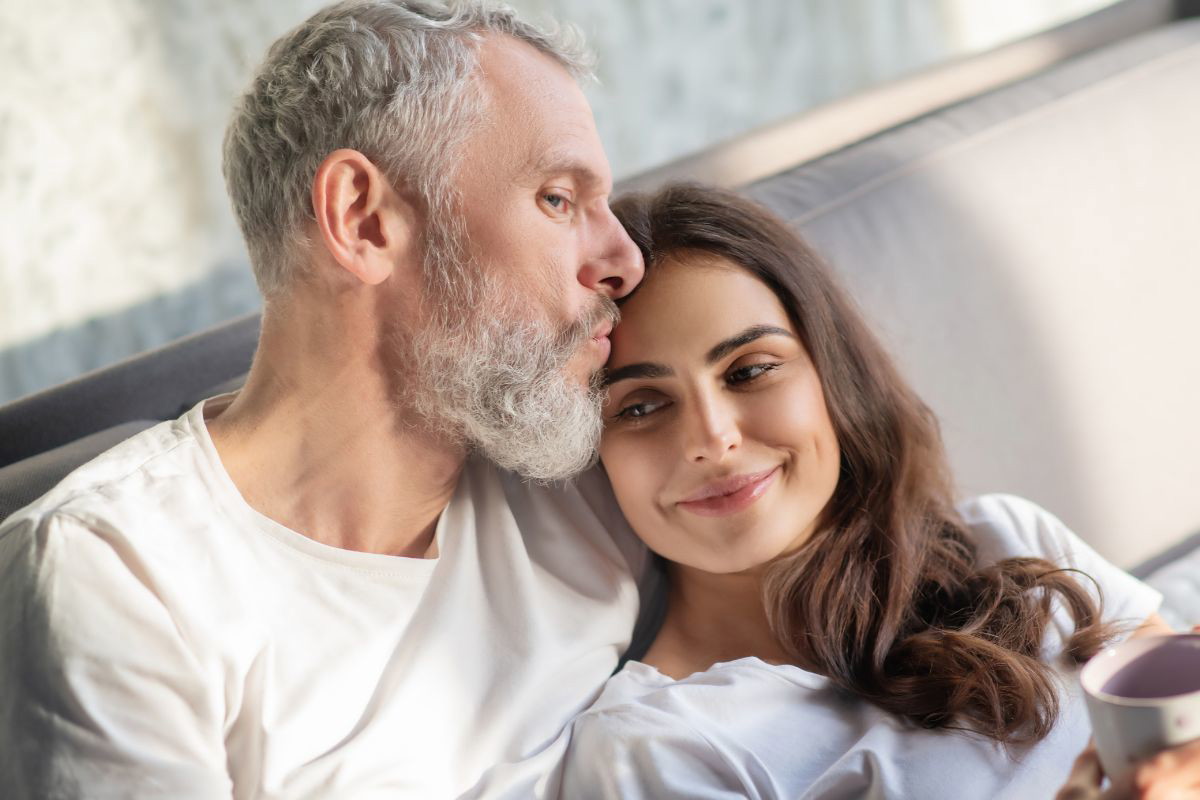 Młoda kobieta i starszy mężczyzna