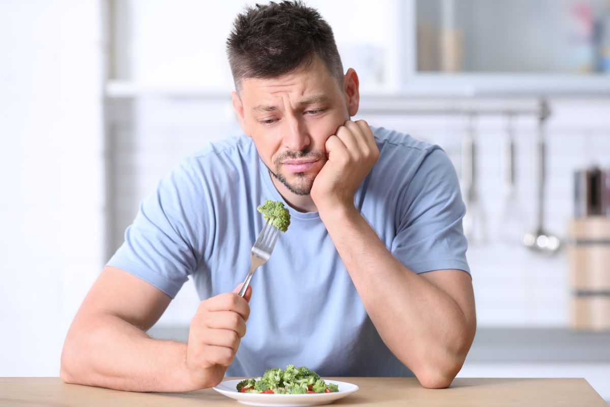 Niezadowolony mężczyzna z jedzeniem
