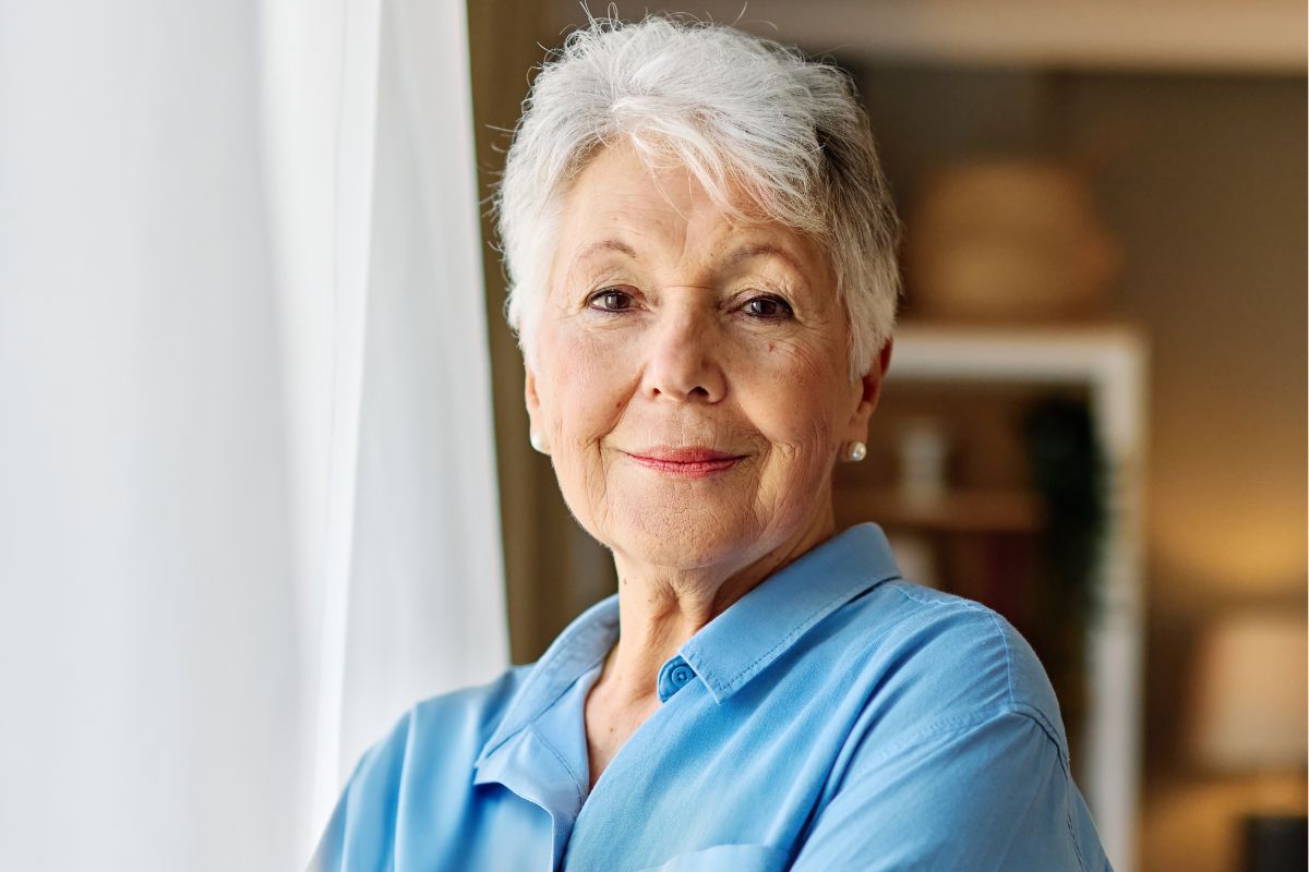 Pewna siebie starsza kobieta
