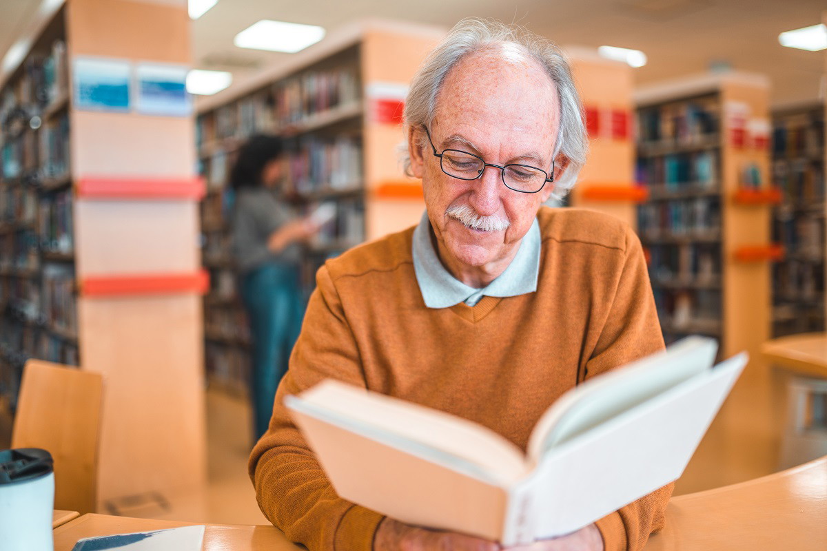 senior czytający książkę