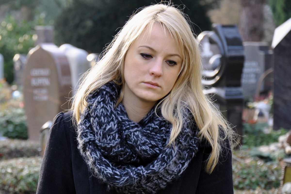 Smutna kobieta na cmentarzu