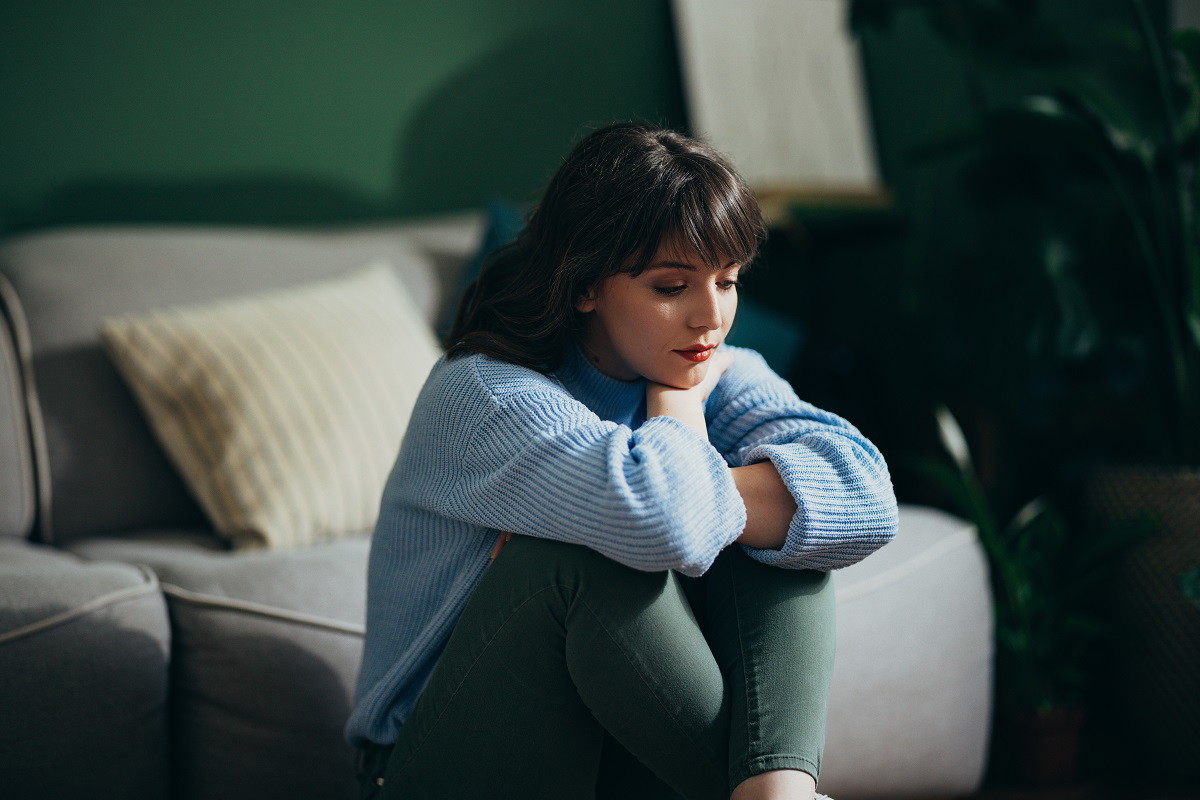 smutna kobieta na kanapie