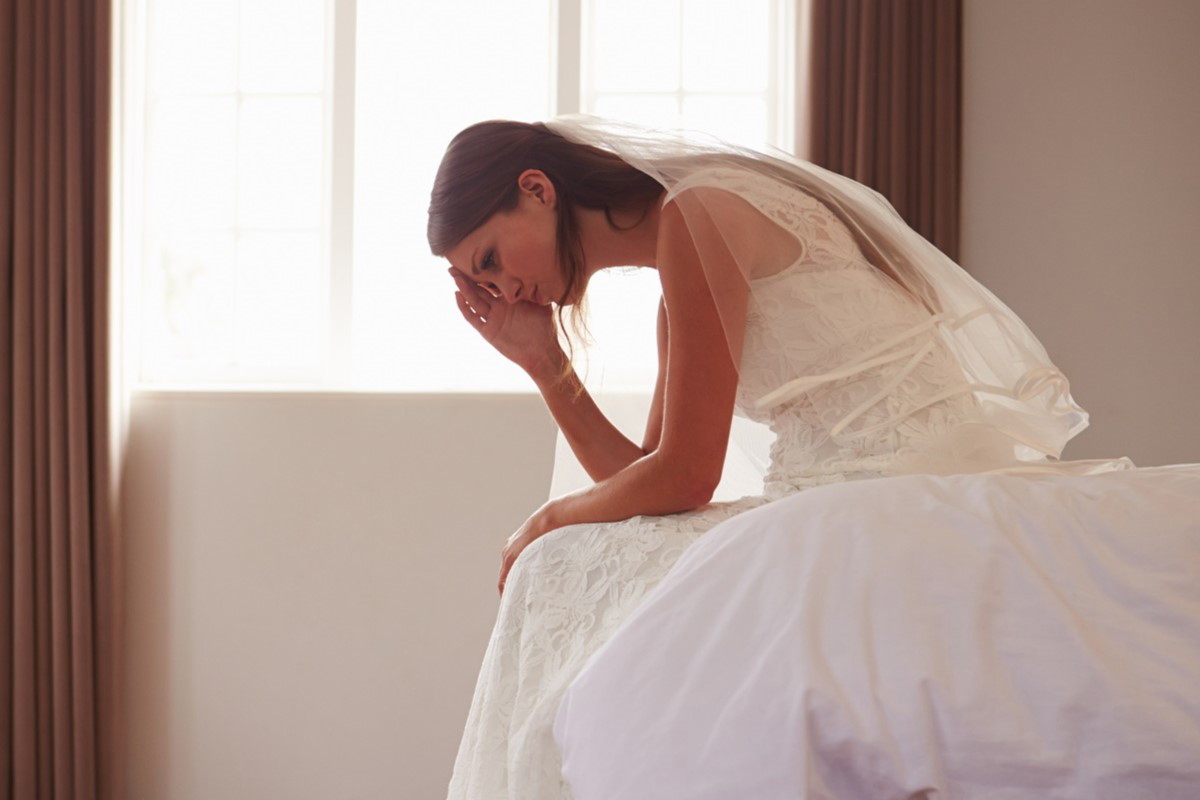 smutna kobieta na ślubie