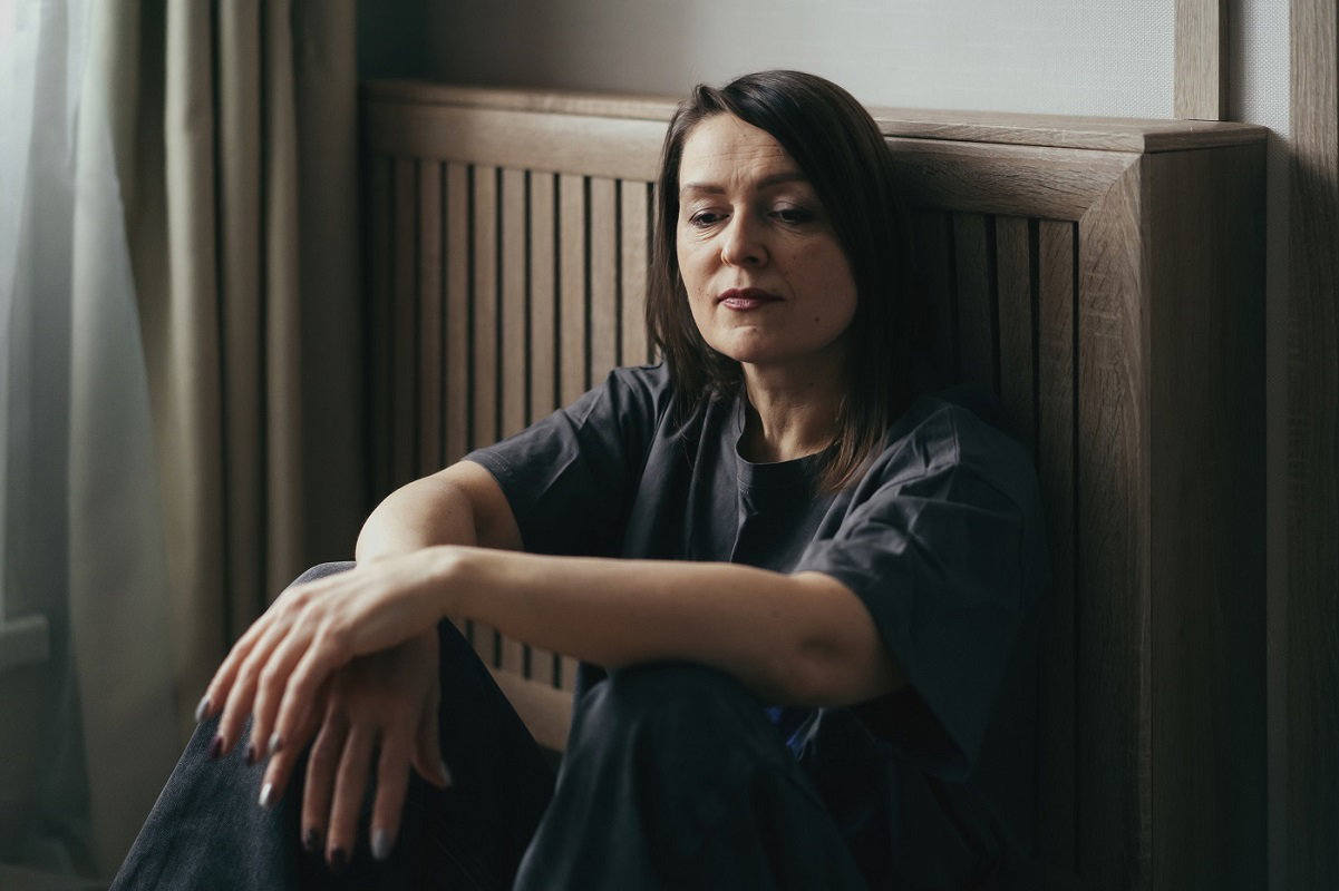 smutna kobieta w salonie