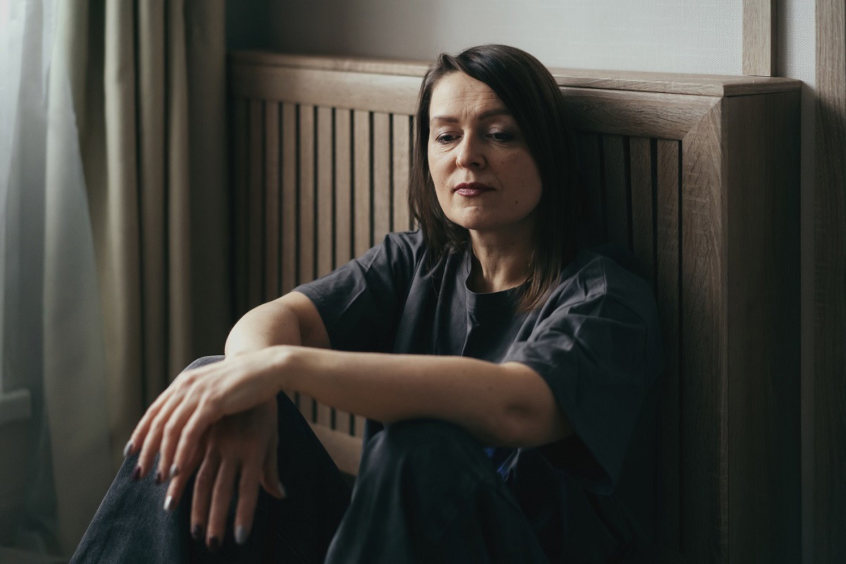 smutna kobieta w salonie