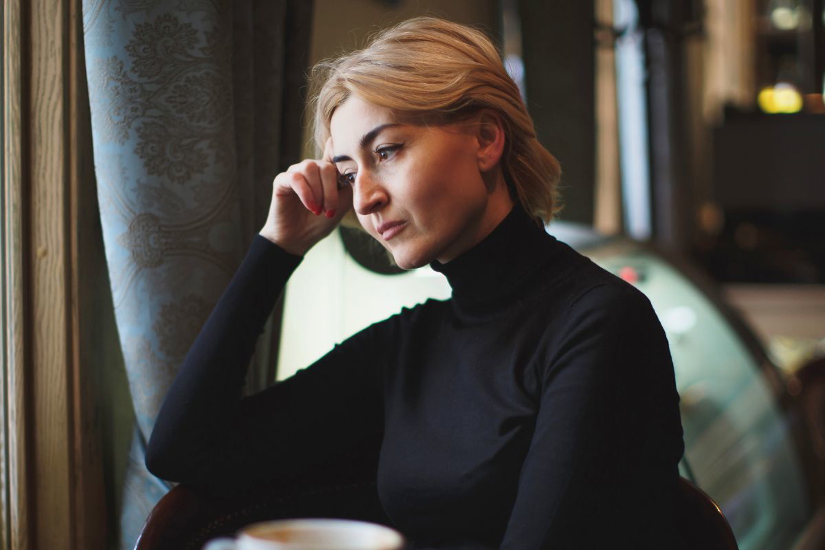 Smutna kobieta w żałobie