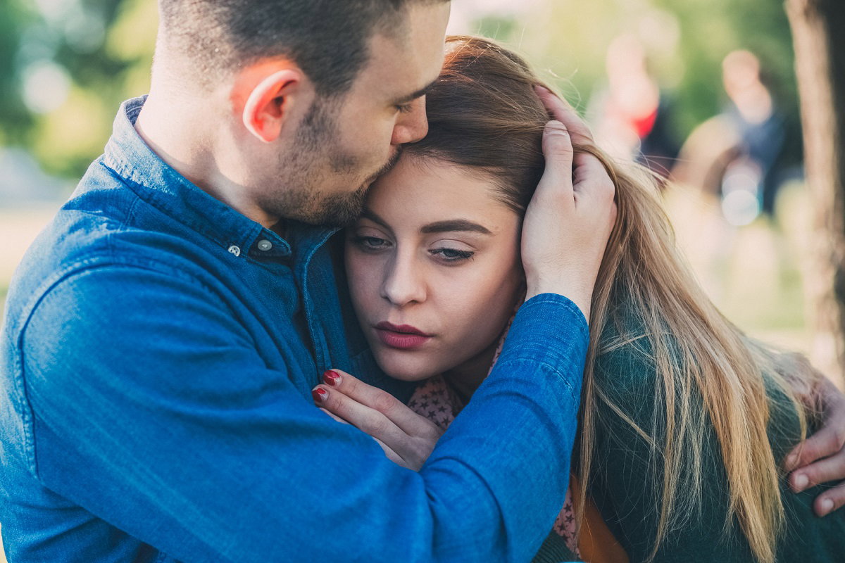 smutna kobieta z partnerem