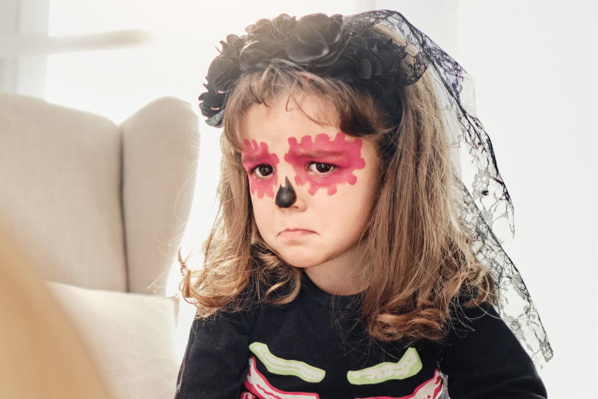 Smutne dziecko przebrane na Halloween
