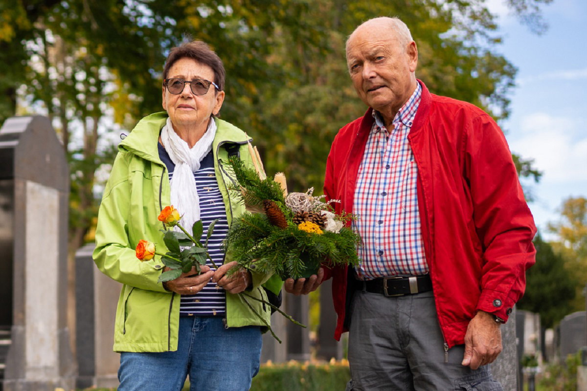 starsi ludzie na cmentarzu