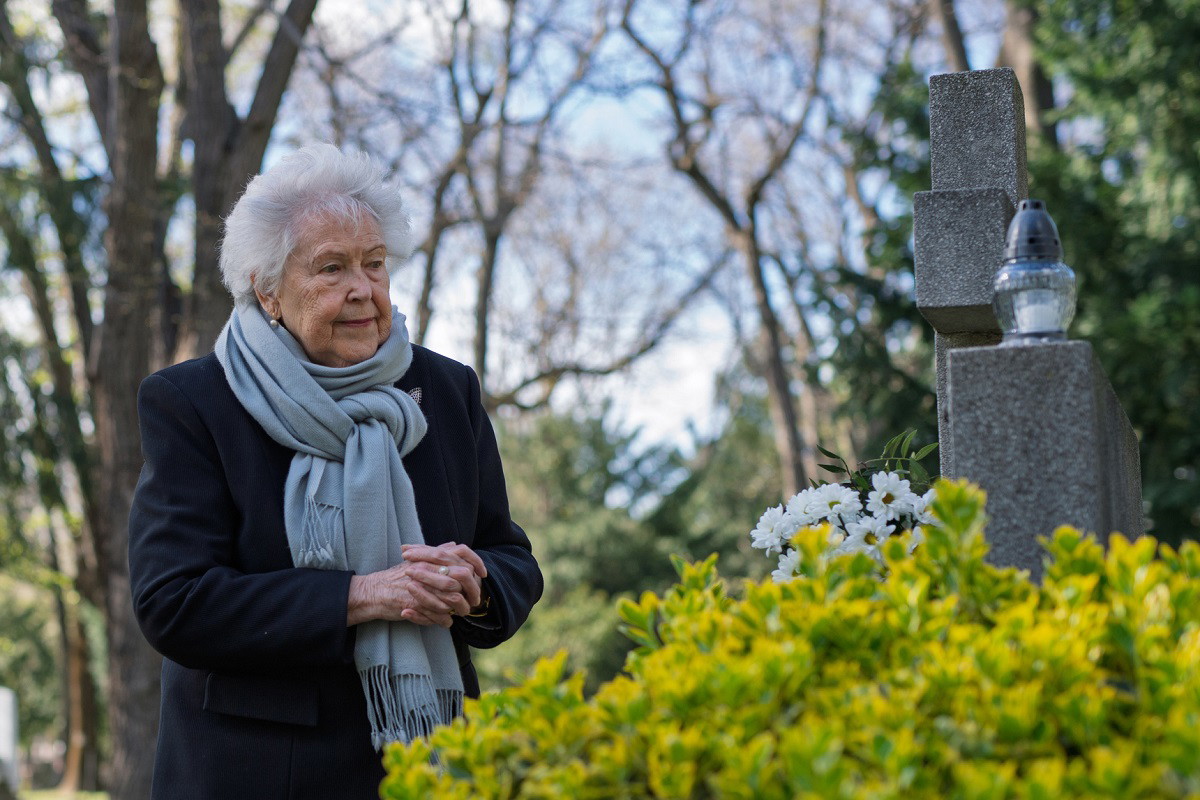 starsza kobieta na cmentarzu