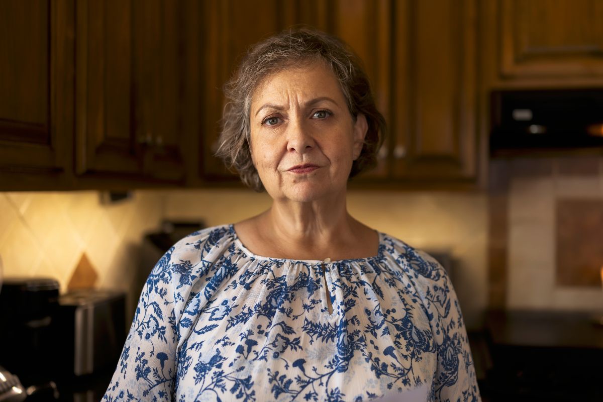 Starsza kobieta w kuchni