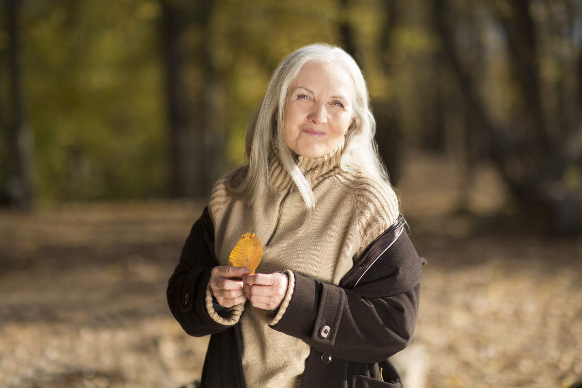 starsza kobieta w parku