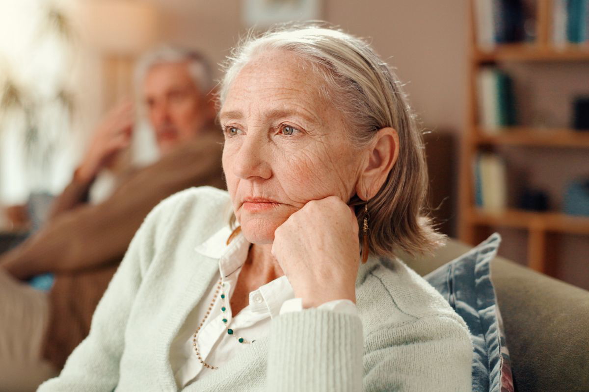 Starsza kobieta zamyślona