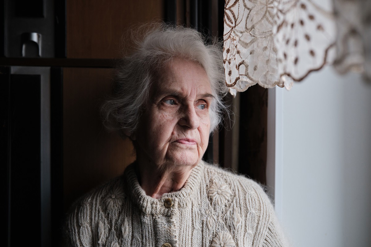 starsza pani w oknie