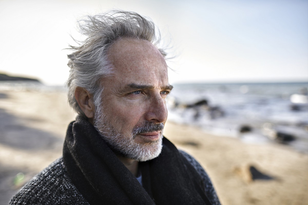 starszy mężczyzna nad morzem