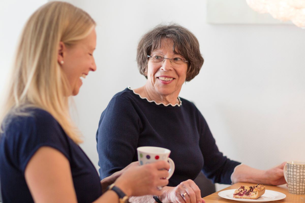 Synowa i teściowa jedzą ciasto