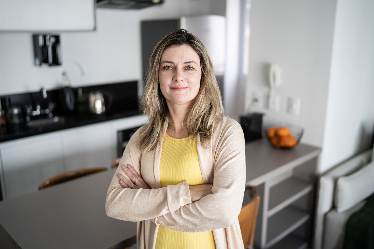 uśmiechnięta kobieta w kuchni