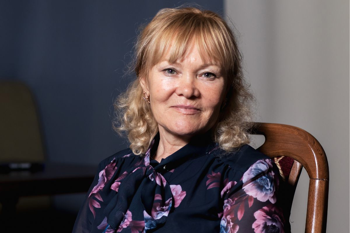 Uśmiechnięta kobieta w średnim wieku